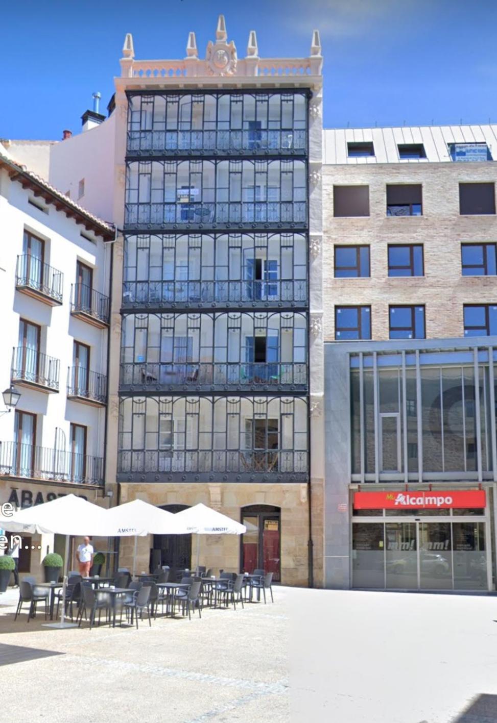 Rincon En Edificio Modernista En Centro De